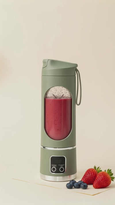 Le Freshy Blender One rempli d'un smoothie aux fruits rouges